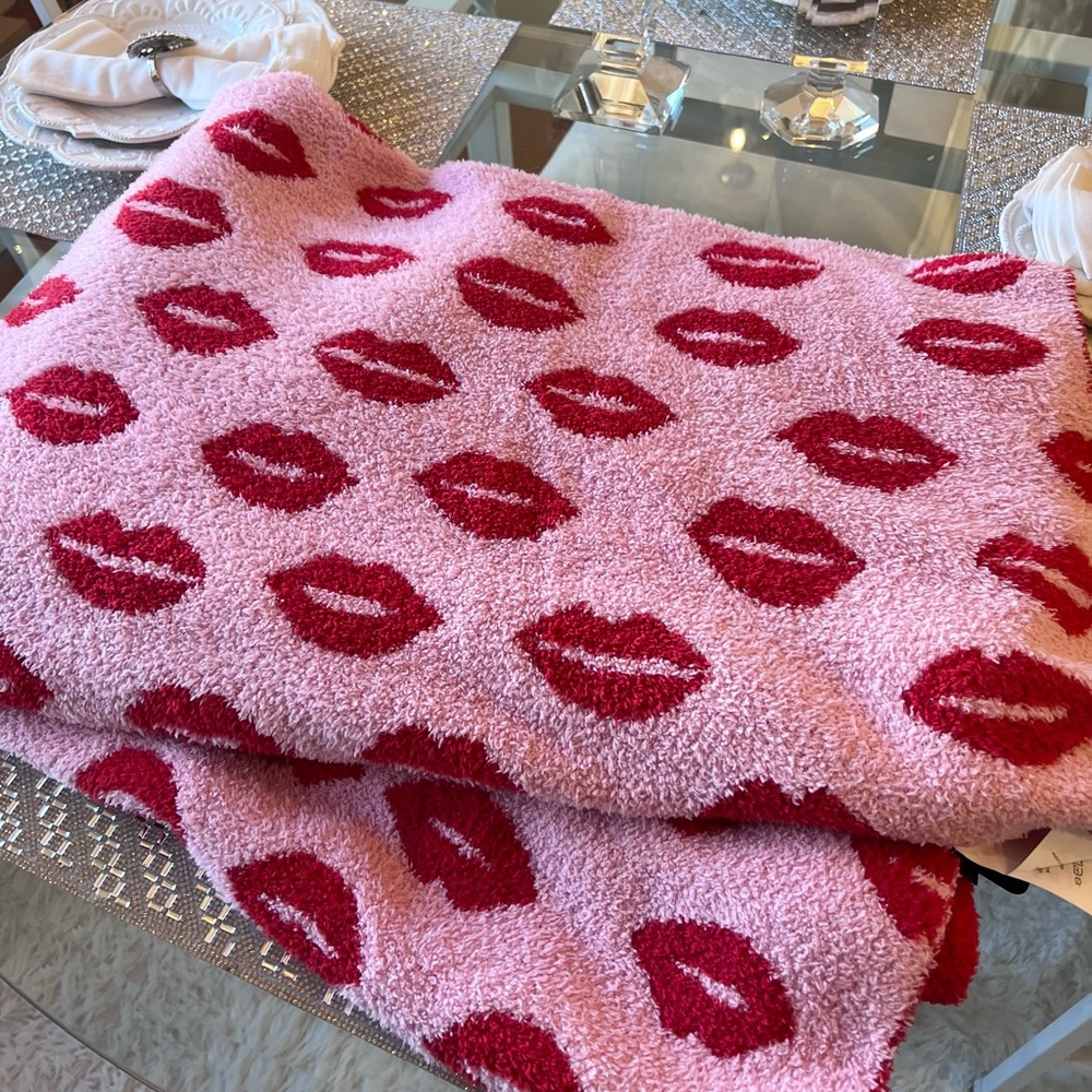 ๐๐ฉท Rachel Zoe Pink Red Kisses Lips Reversible Plush Blanket NEW - Picture 4 of 5